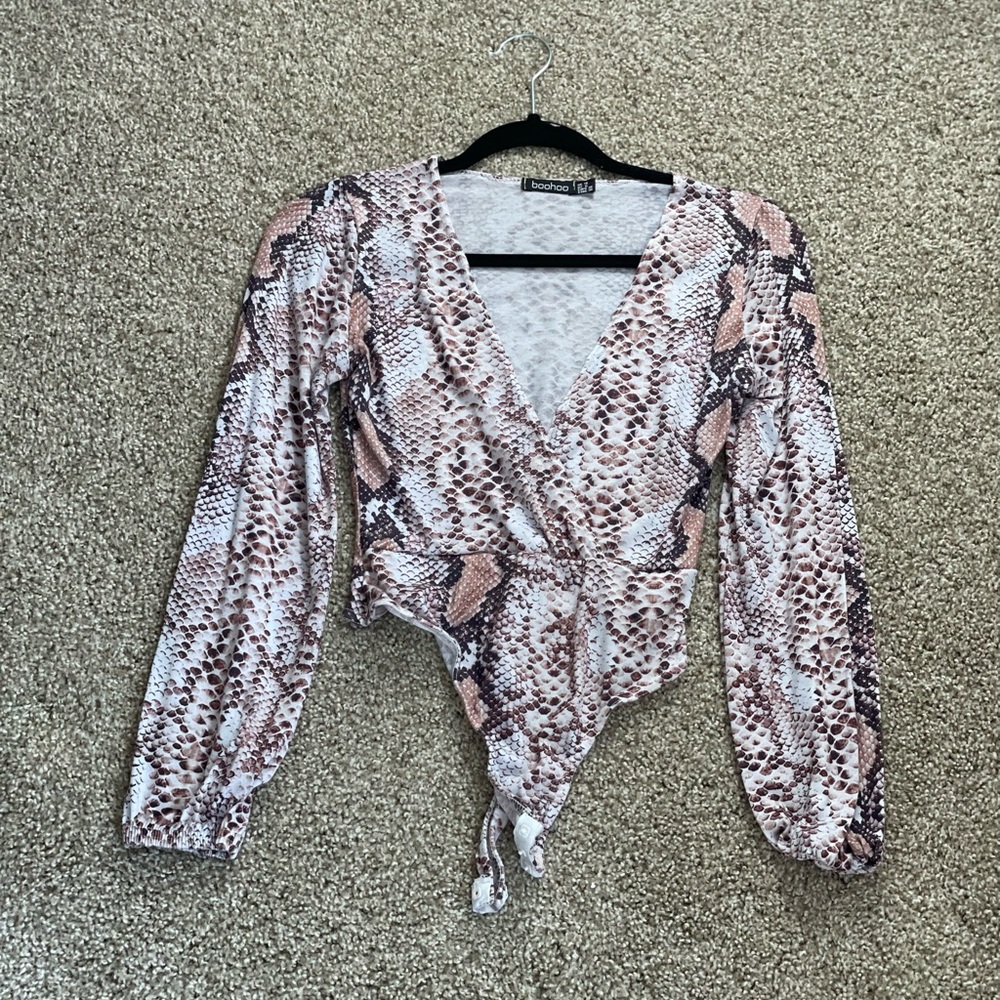 Snake print V-Neck Long Sleeve Balloon Sleeve Bodysuit. US 6